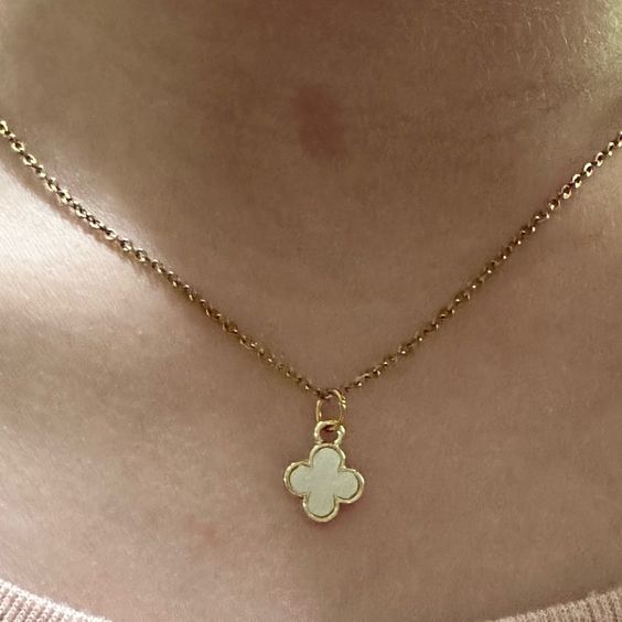 FLORAL BEAUTY PENDANT NECKLACE - WHITE